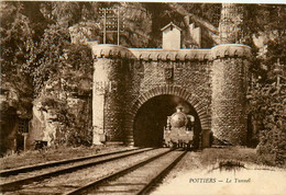 Poitiers * Vue Sur Le Tunnel * Le Train * Ligne Chemin De Fer - Poitiers