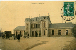 Luçon * La Place De La Gare * Cpa Toilée Colorisée - Lucon