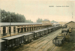 Vichy * Intérieur De La Gare Du Village * Train Wagons * Ligne Chemin De Fer - Vichy