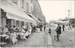 CPA LUC-sur-MER Rue De La Mer Et La Terrasse De L'Hotel Des Familles (1227456) - Luc Sur Mer