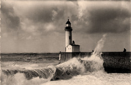 Le Tréport * Vue Sur Le Phare Et La Jetée - Le Treport