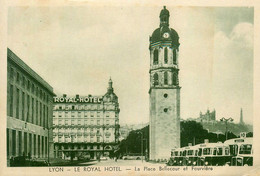 Lyon * Les Autobus Devant Le ROYAL Hôtel , La Place Bellecour Et Fourvière * Bus Car Autocar - Other & Unclassified