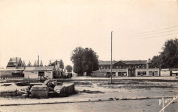 Isigny Sur Mer         14       Les Baraquements De La Place De L'Hôtel De Ville   .  (voir Scan) - Andere & Zonder Classificatie