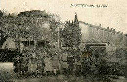 Tulette * La Place Du Village * Villageois - Autres & Non Classés