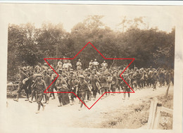 Photo AEF Novembre 1918 DUN-SUR-MEUSE - Soldats US Escortant Des Prisonniers Allemands, Spectateurs Français (A242, Ww1) - Dun Sur Meuse