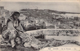 CPA - ALGERIE - ALGER - Sur La Terrasse - Une Jeune Femme Est Assise Sur La Terrasse Et Pose Pour Le Photographe - Algerien