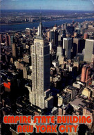 NEW YORK CITY   ( ETATS-UNIS )     EMPIRE STATE BUILDING TOWERING OVER NEW-YORK SKYLINE - Empire State Building