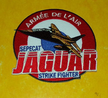 TISSU PATCH : ARMEE DE L'AIR , SEPECAT JAGUAR STRIKE FIGHTER , DIAMETRE 9 CM , BON ETAT VOIR PHOTOS . POUR TOUT RENSEIGN - Ecussons Tissu