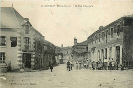 Courlay * La Rue Principale Du Village * Hôtel * Villageois - Autres & Non Classés