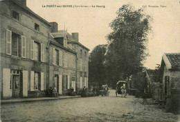 La Forêt Sur Sèvre * Rue Et Le Bourg * Attelage - Autres & Non Classés