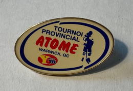 PIN’S, ÉPINGLETTE, BADGE - HOCKEY - TOURNOI  PROVINCIAL ATOME DE WARWICK, YUM YUM - - Sports D'hiver