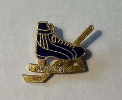 PIN’S, ÉPINGLETTE, BADGE - HOCKEY - PATIN BLEU, BANTAM 1979 - - Sports D'hiver