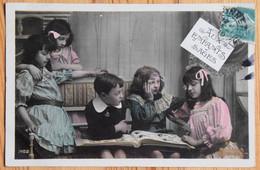 Aux Enfants Sages - Groupe D'enfants Regardant Un Album De Cartes Postales - Colorisée - Papier Glacé - (n°23477) - Gruppi Di Bambini & Famiglie