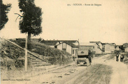 Souain * La Route De Suippes * Automobile Voiture Ancienne - Souain-Perthes-lès-Hurlus