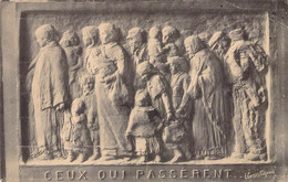 CPA - SCULPTURE - Ceux Qui Passsèrent - Personnes Qui Fuient Leur Village- Carte Commémorative Du Passage Des évacués Fr - Sculptures