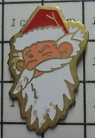 2422 Pin's Pins / Beau Et Rare / THEME : NOEL / PERE NOEL FAISANT UN CLIN D'OEIL On Te Voit Venir !! - Weihnachten