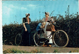 SPAKENBURG-VROUWEN MET FIETS - Spakenburg