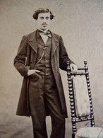 Photo CDV Anonyme - Jeune Homme En Pied, Dédicace Signée Au Dos J. Colin, Second Empire Circa 1865 L606 - Oud (voor 1900)