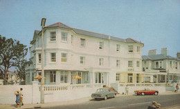 Hat Blowing Off At Sandown Hotel Isle Of Wight 1980s Postcard - Andere & Zonder Classificatie