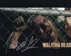 Triston Johnson The Walking Dead RARE WALKER Hand Signed Photo - Autographes