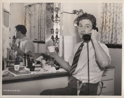 Robert Donat In Hollywood Dressing Room On Phone Giant To MP Press Photo - Autógrafos