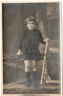 Enfant : Carte-Photo : Petite Fille En Pose Avec Trottinette En Bois - Scènes & Paysages