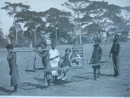 CPA Rare - Enfants De Colons Portés Par Des Africains Semi Nus En Chaise à Porteurs - Esclave Serviteur Colonialisme - Bagne & Bagnards