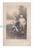 Petite Fille Sur Son Cheval Tricycle, Petit Garçon, Enfants, Carte-photo - Jeux Et Jouets