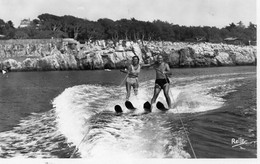 JUAN LES PINS COUPLE EN SKI NAUTIQUE   REF 2879 - Water-skiing