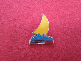 Pin's Pin S SPORT ECOLE DE VOILE FRANCAISE Metal (bazarcollect28) - Segeln