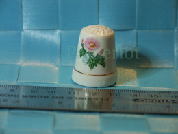 Ancien Dé A Coudre - Porcelaine - Theme Fleur, Pétunia  - Gold Ring  - Mercerie Couture Broderie - Vingerhoeden