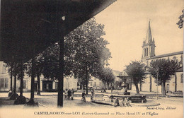 CPA - 47 - Castelmoron Sur Lot - LPlace Henri IV Et L'Eglise - Enfants Vélo - Fontaine - Castelmoron