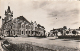 65 - Vic Bigorre - L'hôtel De Ville Et La Poste ( 2 Ch Voiture ) - Vic Sur Bigorre