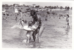 Old Original Photo - Woman In Bikini Nude Little Boy In The Sea - Ca. 12.7x8.2 Cm - Anonymous Persons