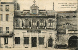 Niort * Façade Le Syndicat Agricole Des Deux Sèvres , 2 Avenue Bujault * Automobile Voiture Ancienne - Niort