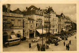 Poitiers * Place * Salle De Spectacle Théâtre COMEDIA * Le Café De La Paix Et La Banque Société Générale * Banco Autobus - Poitiers