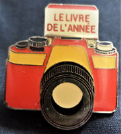Pin's   Caméra Photos Le Livre De L'Année - Photography