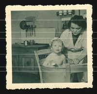 Orig. Foto 30er Jahre, Süßes Kleines Mädchen, Baden, Zinkwanne, Cute Little Girl In The Bathtub, Bathe - Persone Anonimi