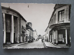 CP 40 Landes ROQUEFORT - Rue Gambetta, Salle Des Fêtes , Voiture Ancienne Vers 1950 - Roquefort