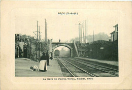 Brou * La Gare De Vaires Torcy , Noisiel Et Brou * Ligne Chemin De Fer * Arrivée Du Train - Autres & Non Classés