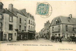 évron * Rue St Gemme Et Place Du Pilori * Café TAUPIN * Hôtel A L'ECU DE FRANCE * Villageois - Evron