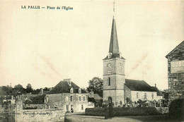 La Pallu * Place De L'église Du Village * Villageois - Autres & Non Classés