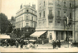 Laval * Un Coin De La Place De L'hôtel De Ville * Grand Café A. PENAUDIER * Marché ? - Laval