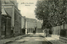 évron * 1905 * Rue Et Hôtel De Ville - Evron