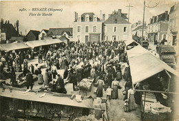 Renazé * Place Du Marché * Villageois - Autres & Non Classés