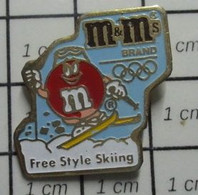 412F Pin's Pins / Beau Et Rare / THEME : JEUX OLYMPIQUES / ALBERTVILLE 1992 SKI FREE STYLE CONFISERIE M&M'S - Jeux Olympiques