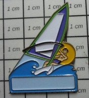 412F Pin's Pins / Beau Et Rare / THEME : SPORTS / VOILE PLANCHE A VOILE Grand Pin's - Sailing, Yachting