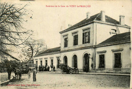 Vitry Le François * Extérieur De La Gare De La Commue * Automobile Voiture Ancienne * Ligne Chemin De Fer - Vitry-le-François