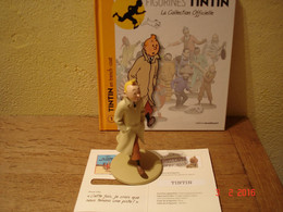 EDITION MOULINSART   FIGURINE EN RESINE DE TINTIN EN TRENCH-COAT DANS TINTIN ET LE CRABE AUX PINCES D'OR - Tintin