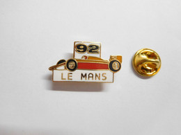 Superbe Pin's En EGF , Auto F1 , F3 , Formule 3 , Circuit Le Mans , Signé Logo Motiv - F1